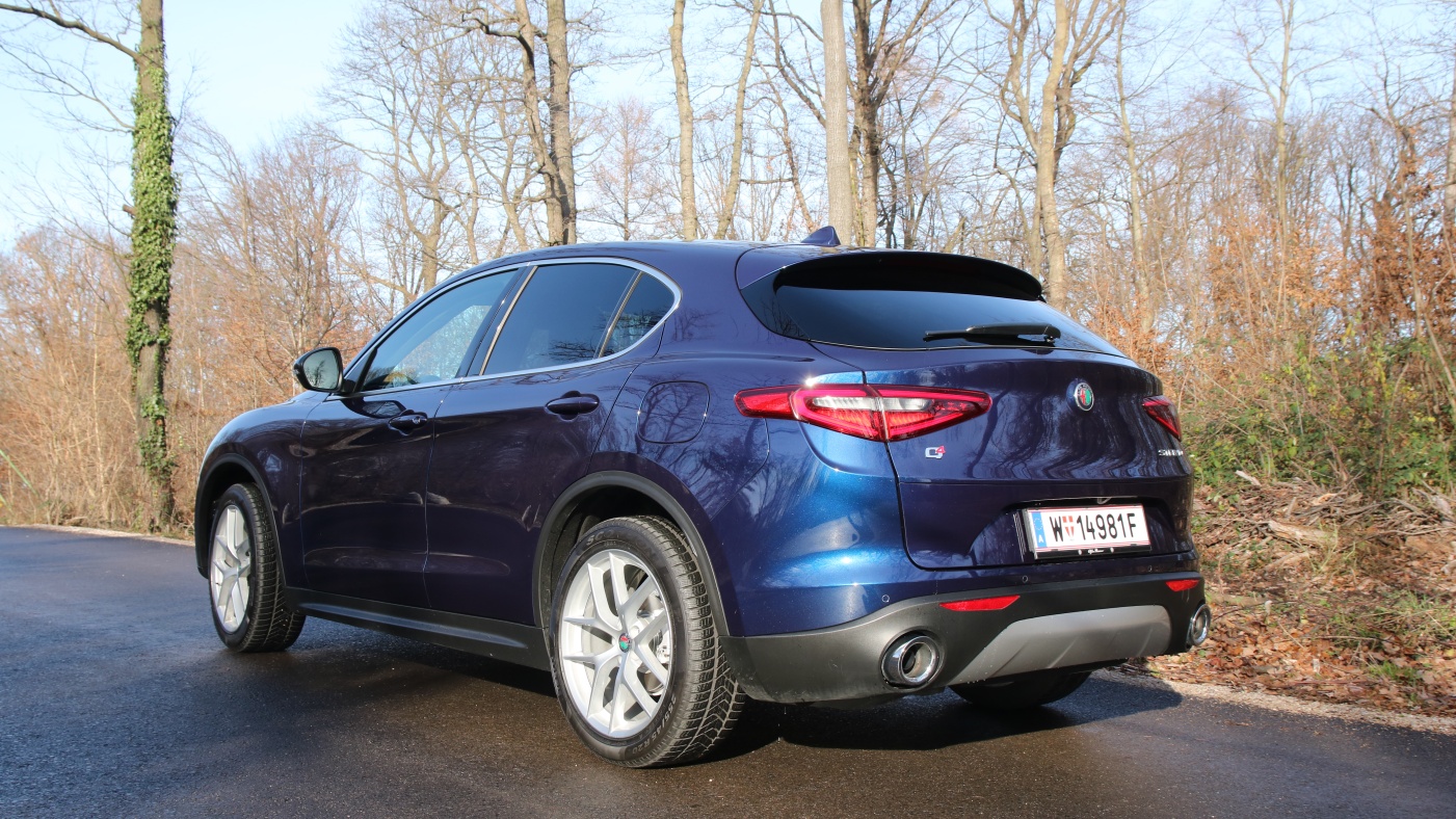 Slideshow Bild - Durch die zwei markanten Linien und seine schmalen Heckleuchten ist auch das SUV-Heck ansprechend gelungen